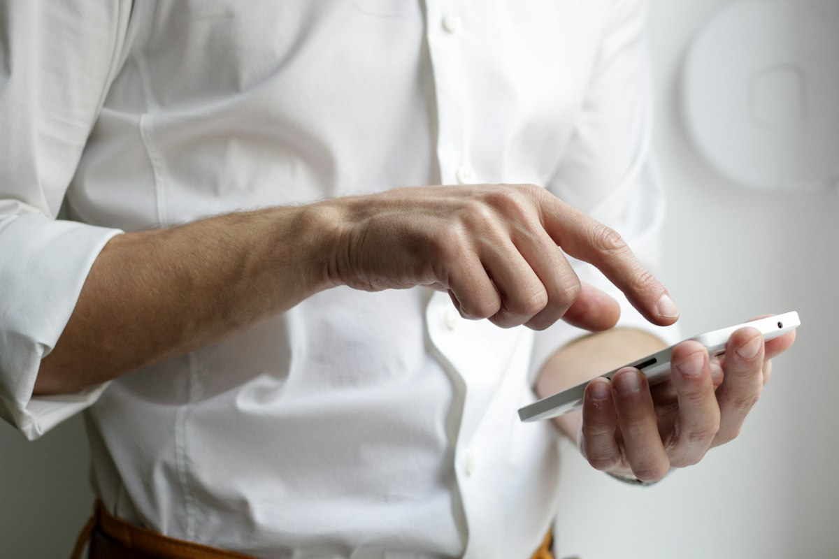 Persona revisando un pago en su celular