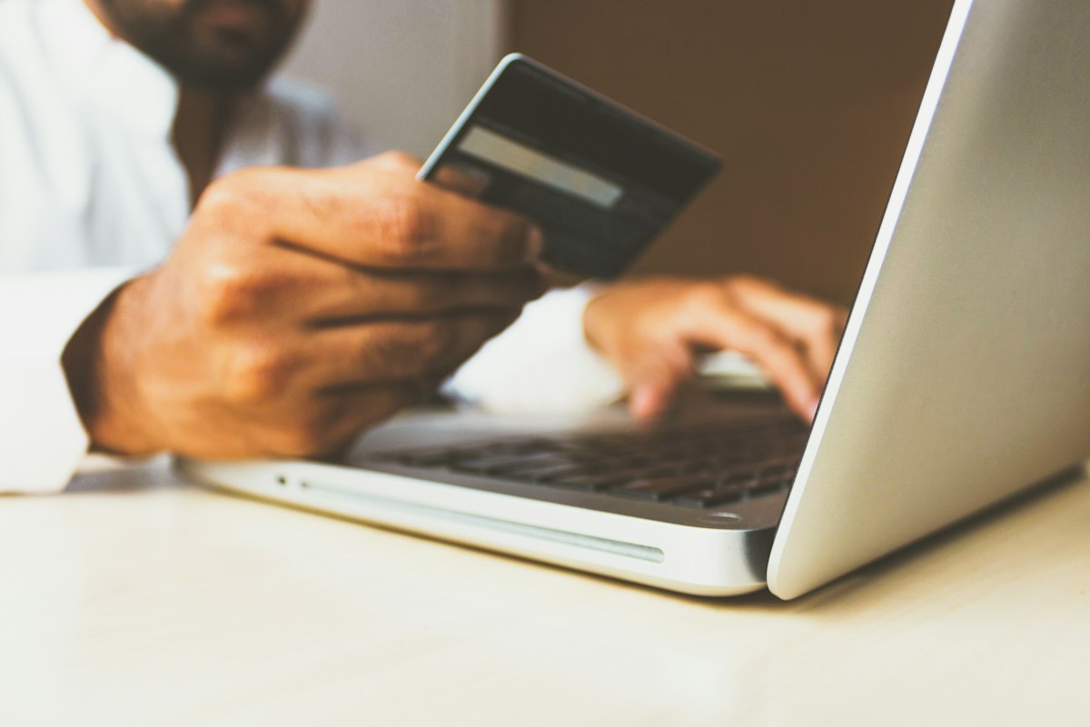 Cliente pagando una compra en línea con tarjeta